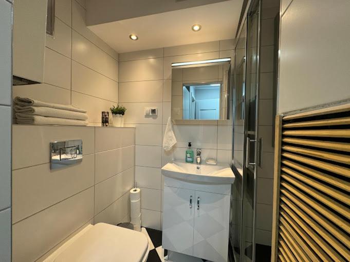 Przystanek Aleja Korfantego 8 Apartment Katowice